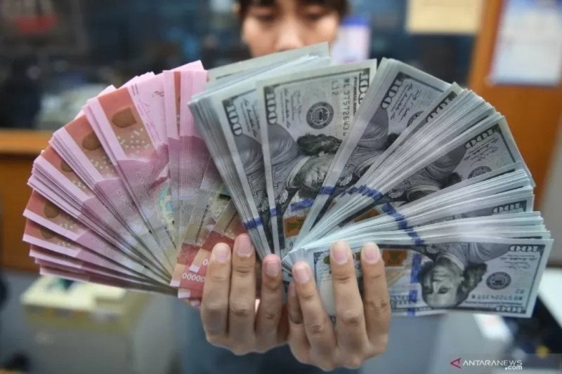 illustration: Indonesian rupiah and US dollar.